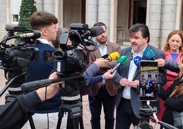 División de opiniones en el PSOE de Huelva sobre si Juan Espadas debe seguir liderando la formación en Andalucía