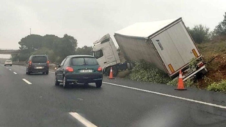 Un camión volcado tras salirse de la vía en la A-49