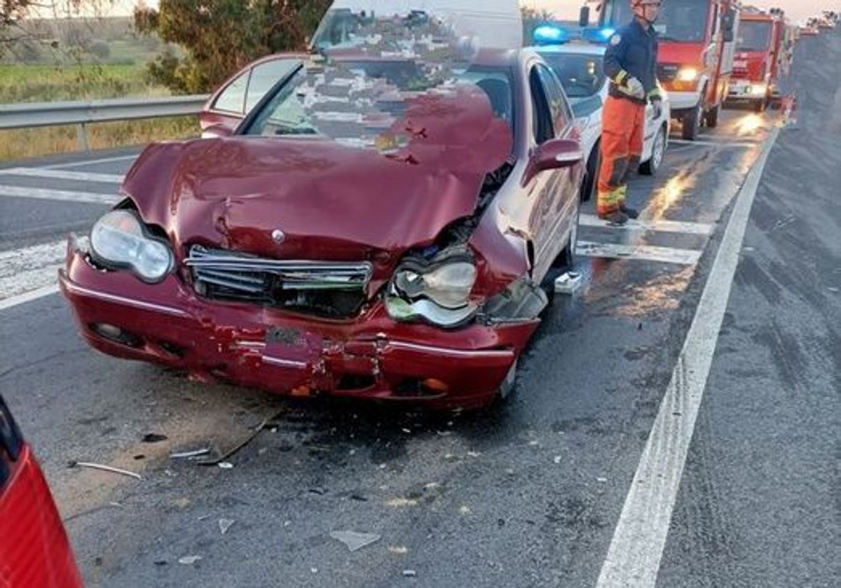 Estado en el que quedó un vehículo accidentado en la carretera N-431 en la provincia de Huelva