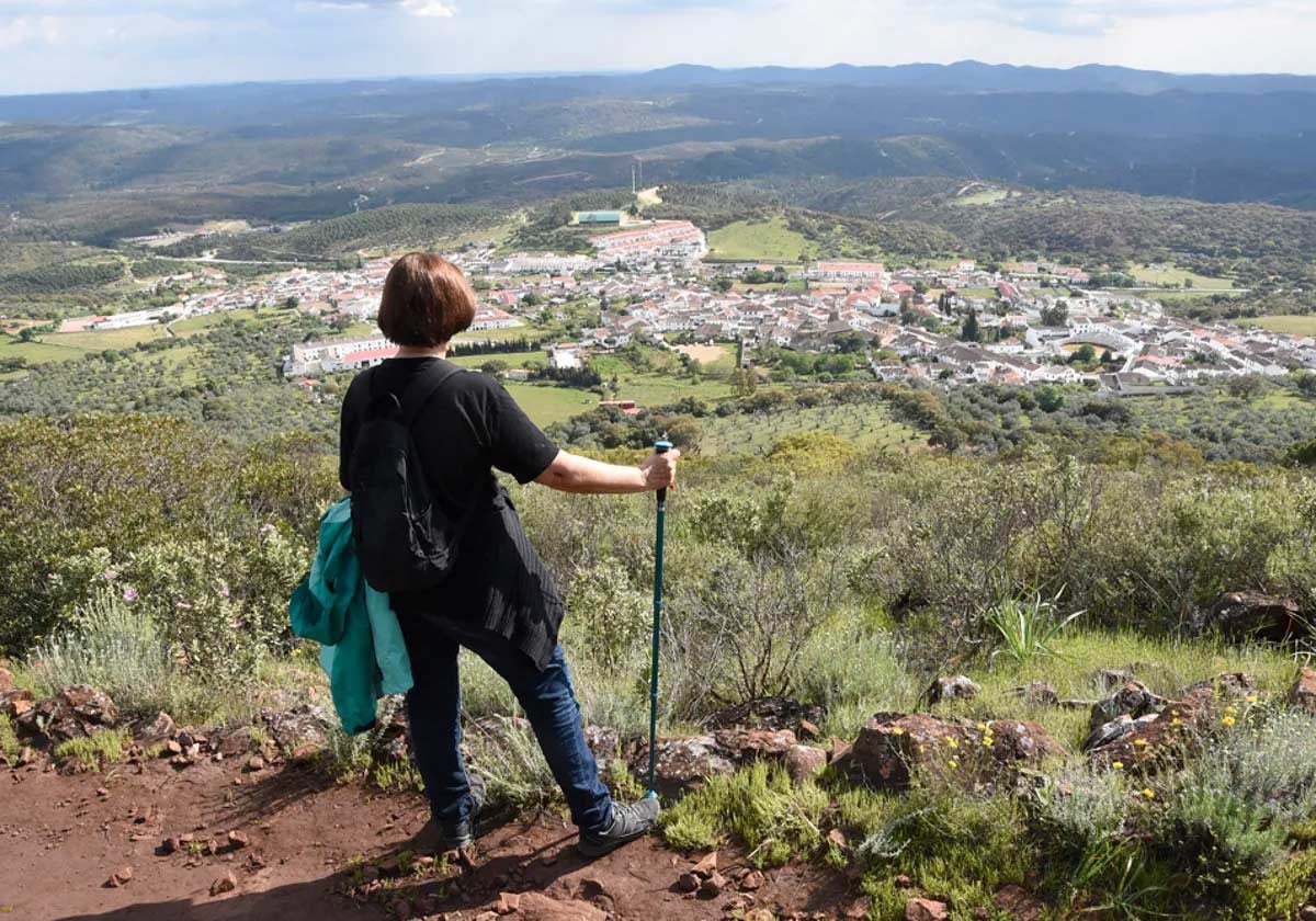 Vista panorámica de Higuera de la Sierra desde Santa Bárbara