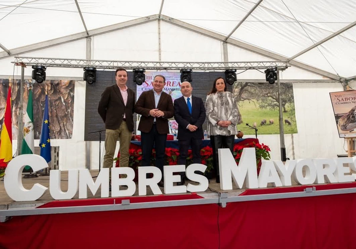 El alcalde de Cumbres Mayores, segundo por la derecha, junto a la cabeza de lista del PSOE, Gema Castaño