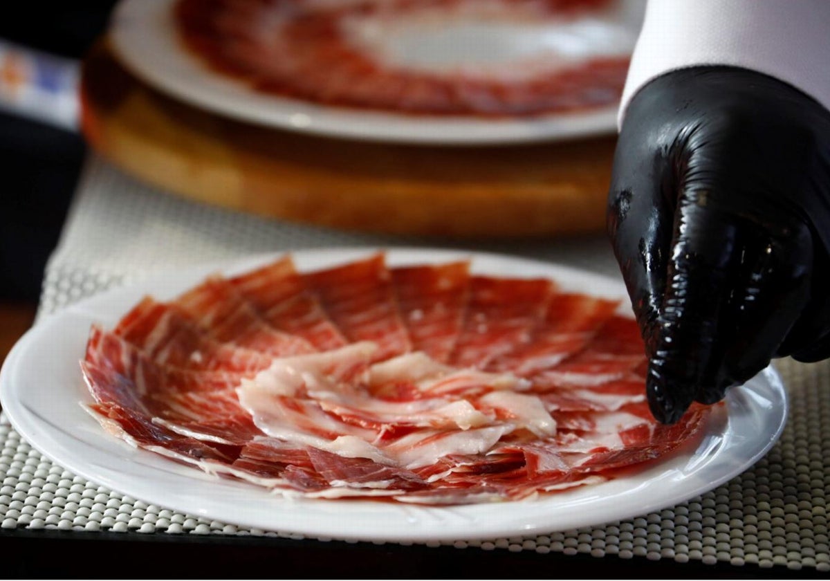 Imagen de archivo de un plato con jamón de Jabugo