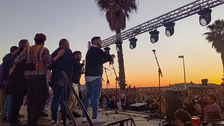 Manuel Carrasco, con sus amigos sobre el escenario