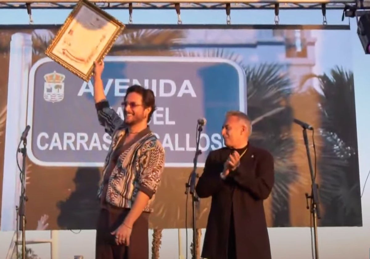 Manuel Carrasco, junto al alcalde de Isla Cristina
