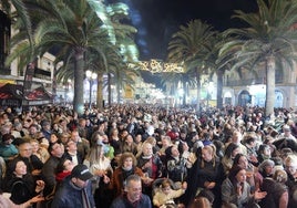 Lepe celebra por adelantado las campanadas con las berries como protagonistas de una multitudinaria fiesta