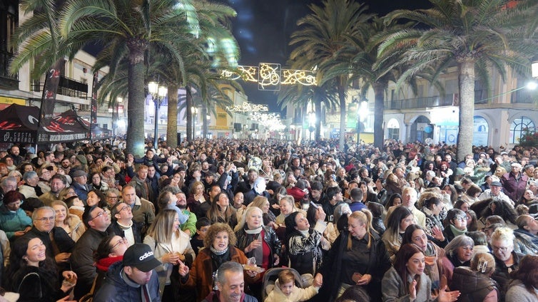 Lepe celebra por adelantado las campanadas con las berries como protagonistas de una multitudinaria fiesta
