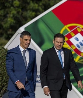 Imagen secundaria 2 - Carolina Marín, en la entrega del Premio Princesa de Asturias de los Deportes; manga marina en Isla Cristina; y Los presidentes de España y Portugal en la Cumbre Hispano-Lusa
