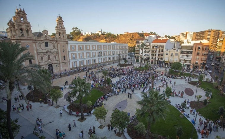 Imagen principal - Inauguración de la plaza de la Merced en julio y de la de San Pedro en diciembre, junto al cambio de nombre de Cepsa por Moeve