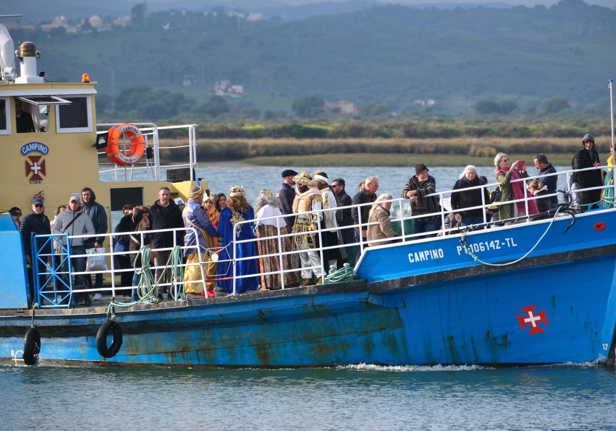 La comitiva embarcada de regreso a Ayamonte