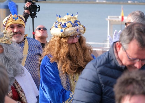 Imagen secundaria 1 - Sus majestades desembarcaron en el muelle onubense tras visitar el país vecino