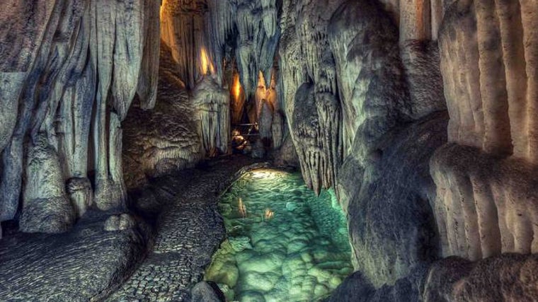 Qué hacer y qué ver en Aracena: un paseo por la Gruta de las Maravillas, su castillo y el Museo del Jamón