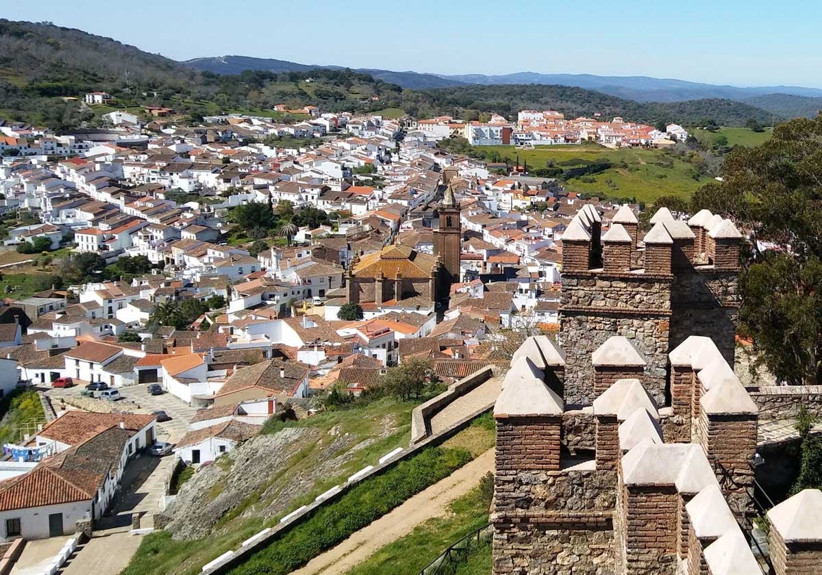 El pueblo de Cortegana visto desde su castillo