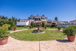 Sale a la venta un espectacular chalet en Huelva que parece una mansión de Hollywood: este es su precio