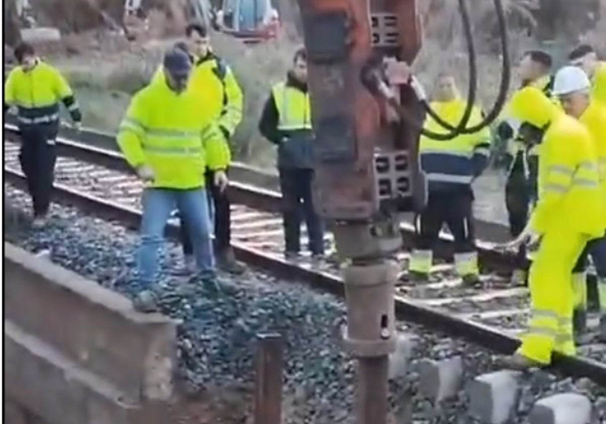 Trabajos de arreglo en la vía entre Sevilla-Huelva durante la jornada de este martes