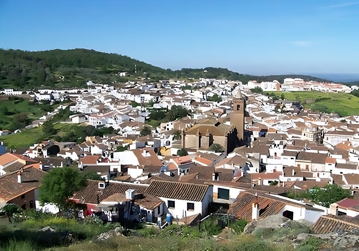 Este es uno de los pueblos más bonitos de Huelva en el que sale a la venta una vivienda de tres habitaciones por menos de 25.000 euros