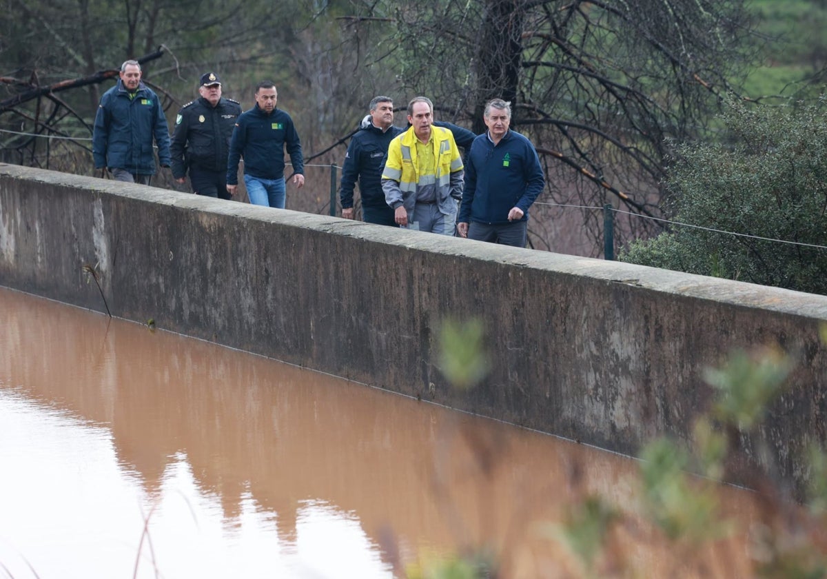 Antonio Sanz, con los técnicos en la zona del embalse Monte Félix-Toril