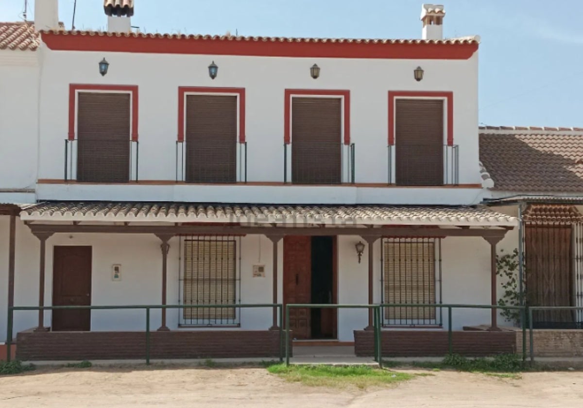 Fachada de la vivienda en venta en El Rocío, Huelva