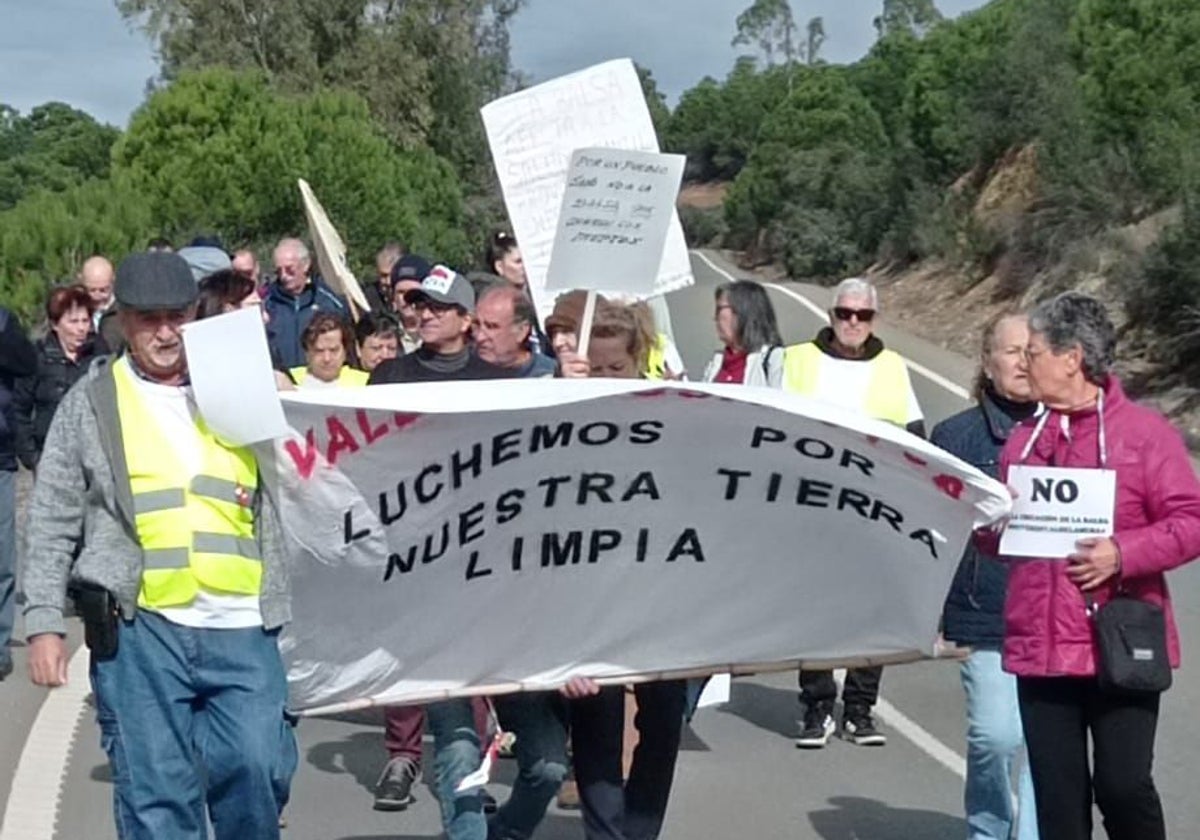 Un momento de la marcha de los vecinos de Valdelamusa contra la balsa de residuos