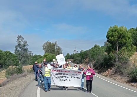 Imagen secundaria 1 - Vecinos de Valdelamusa se manifiestan contra la balsa de residuos de Matsa