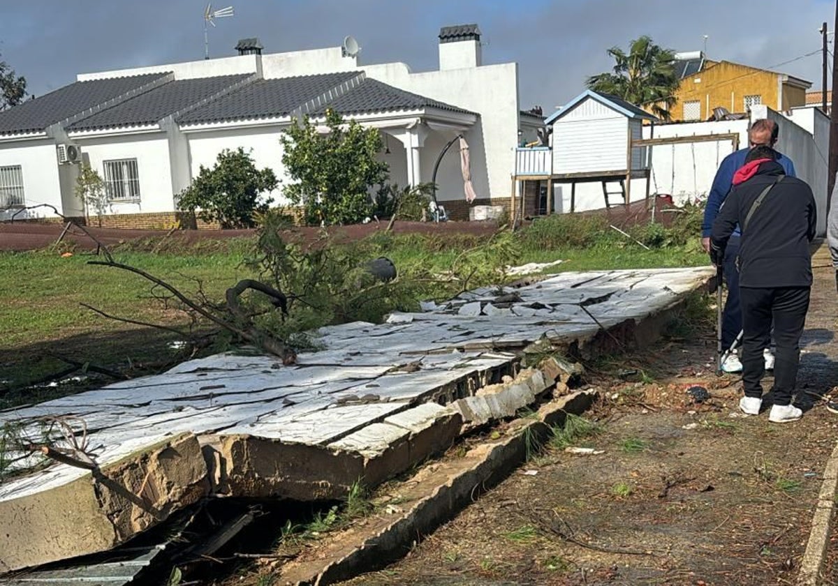 Alguno de los destrozos causados por el tornado en la costa de Huelva