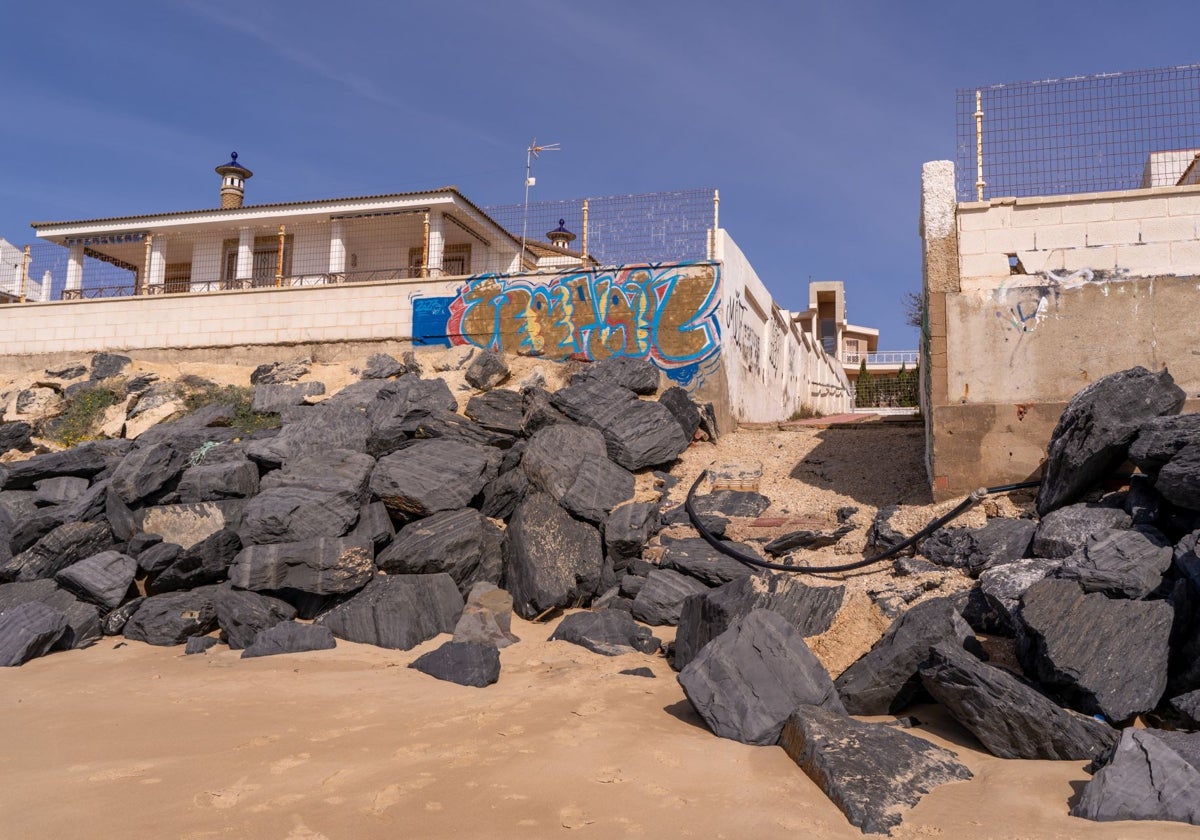 El lamentable estado actual de una de las bajadas a la playa de El Portil