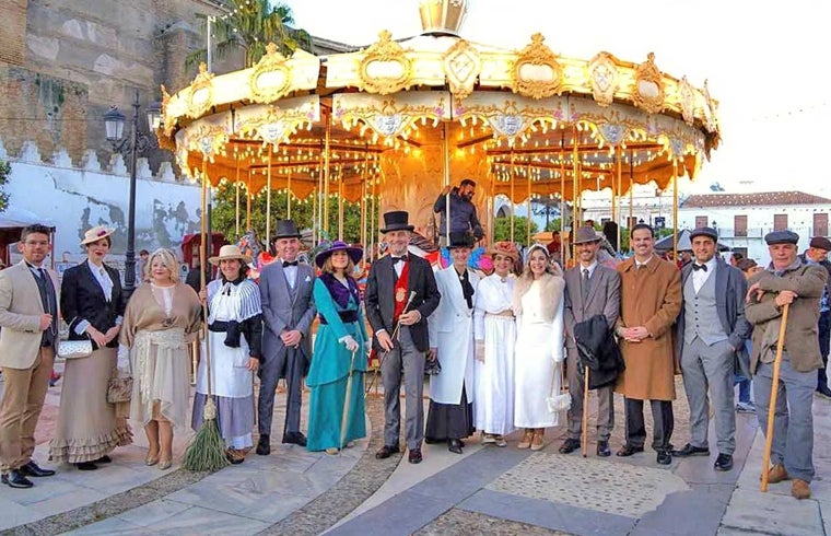 Un grupo junto a un tiovivo instalado junto al Convento de Santa Clara