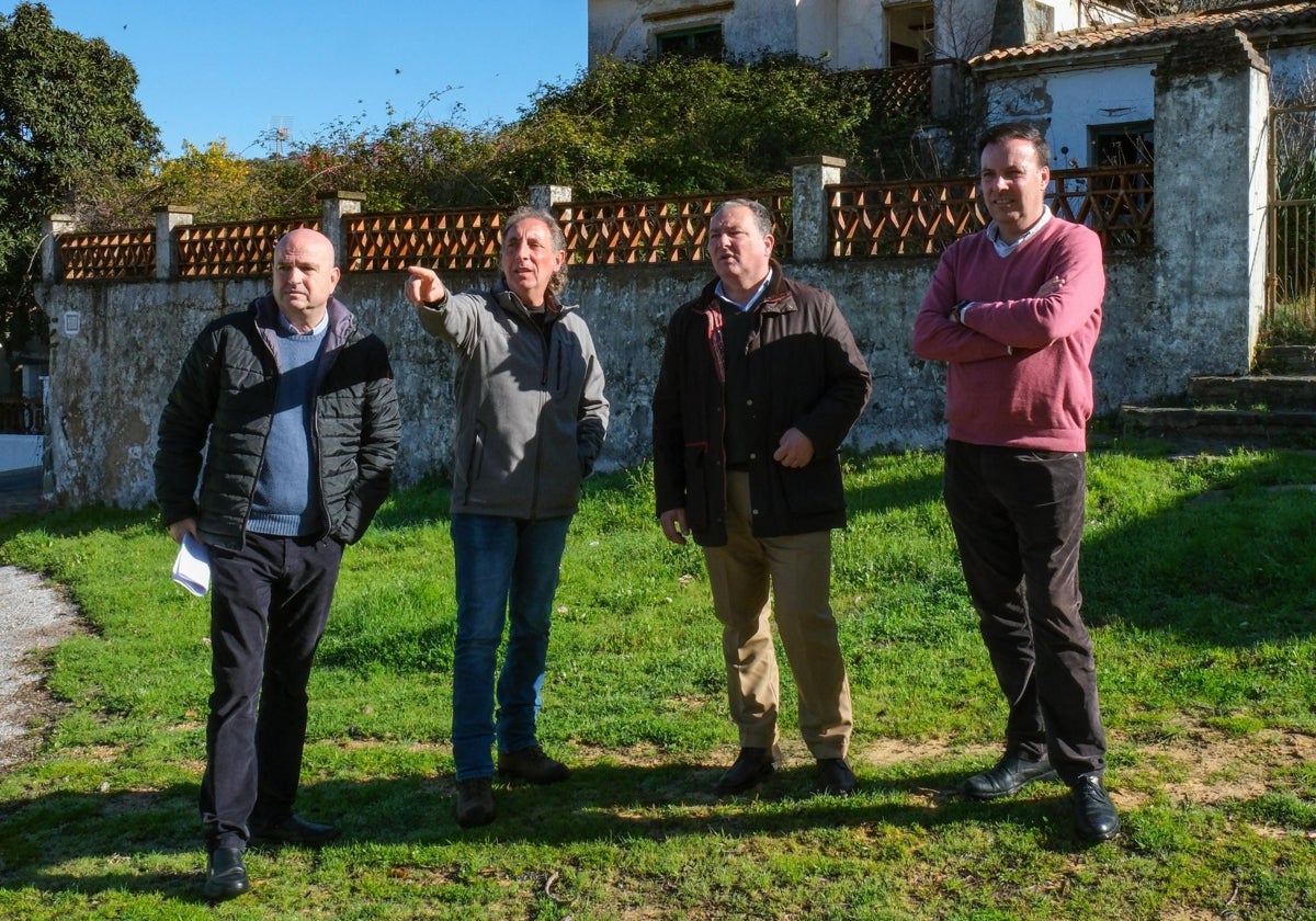 El presidente de la Diputación de Huelva, David Toscano, durante su visita a la aldea de Mina Concepción