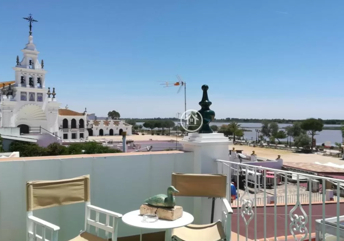 Este es el lugar de El Rocío en el que puedes despertarte viendo la ermita y las marismas