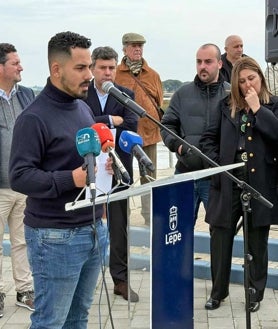 Imagen secundaria 2 - Arriba, Encarni Villegas, viuda de Juan Antonio Cordero, junto a la placa en recuerdo de las víctimas del 'Villa de Pitanxo'. Sobre estas líneas, dos momentos del homenaje que se rindió a los fallecidos en el puerto de El Terrón