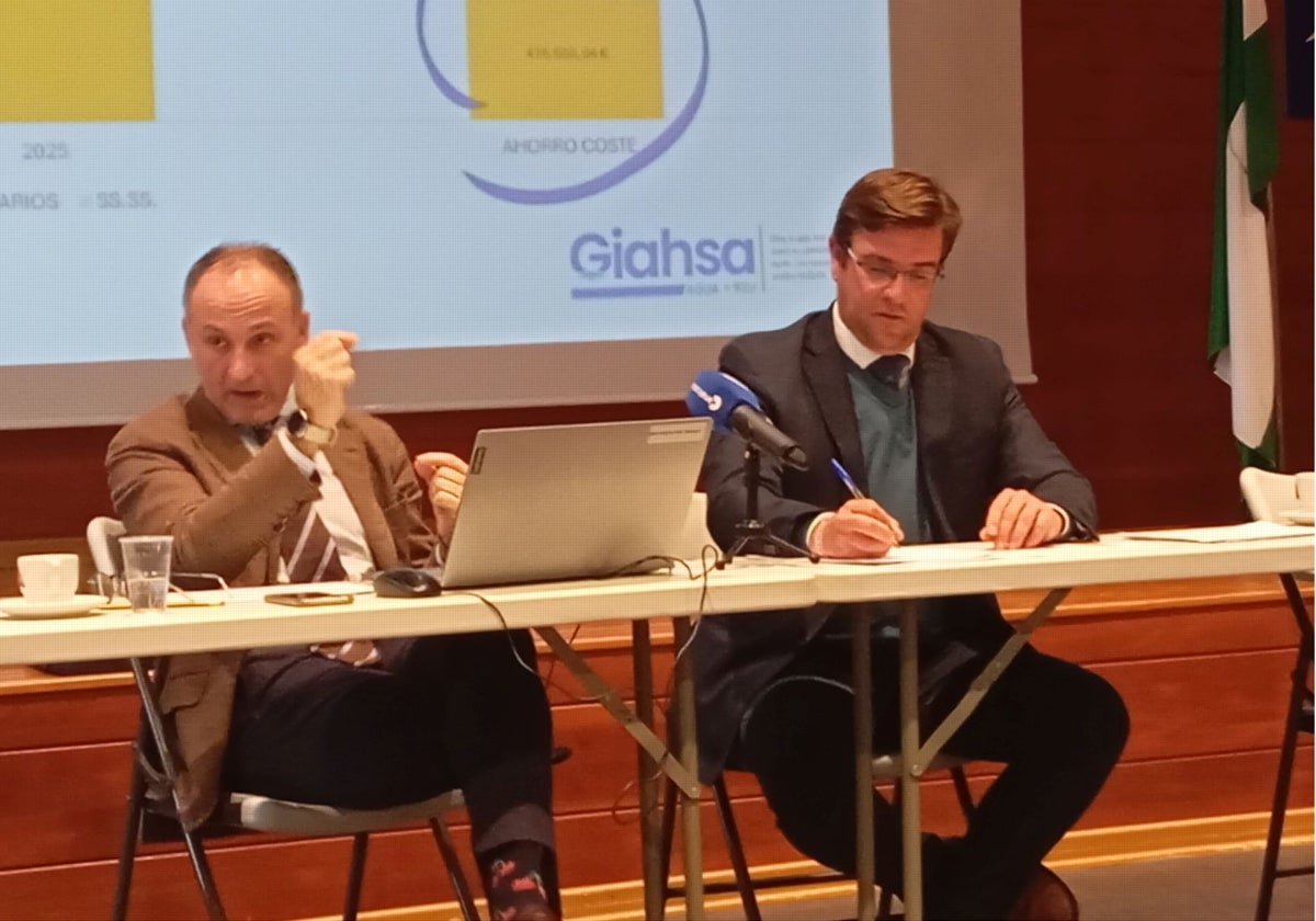 El director ejecutivo, Santiago Ponce (izquierda), y el presidente de la Mancomunidad, Diego del Toro, en el desayuno de este martes