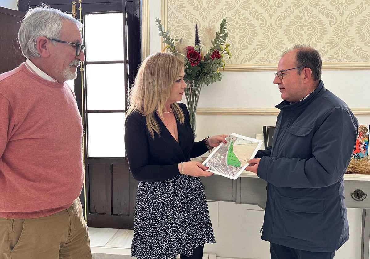 La alcaldesa de Juan del Puerto, Rocío Cárdenas, con el plano de la finca en la mano