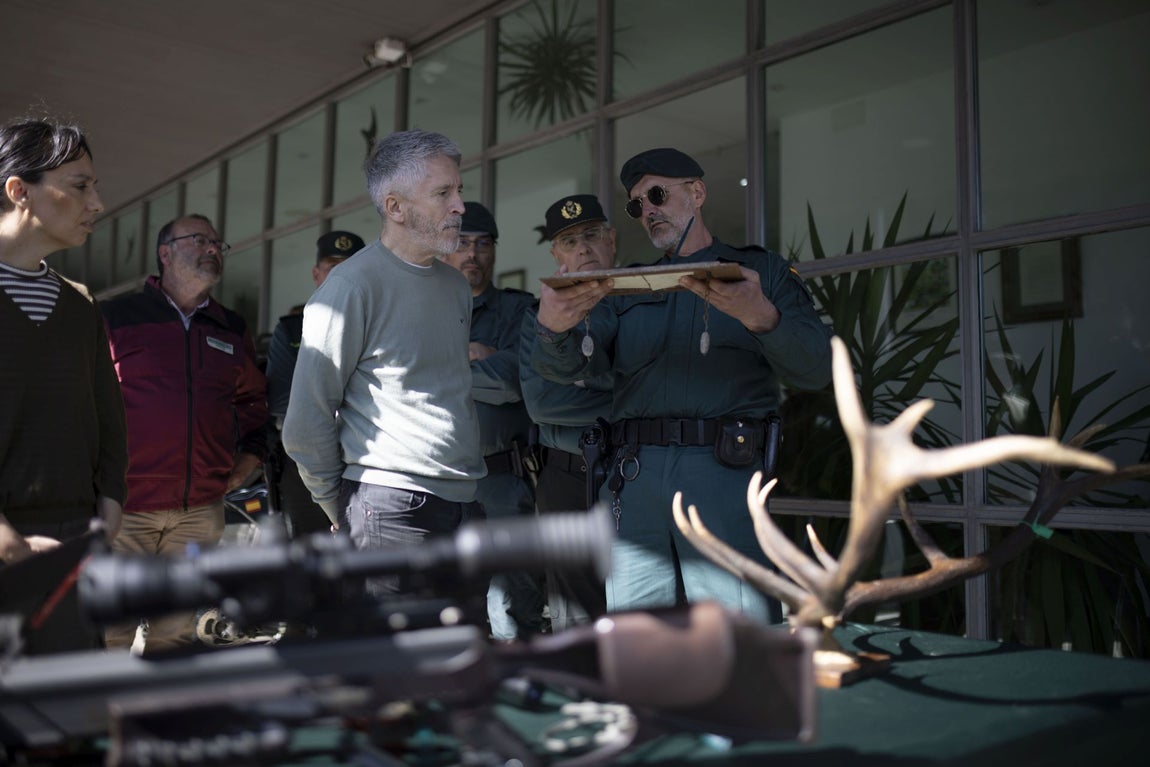 Las imágenes del ministro del Interior en el centro del Seprona de Doñana