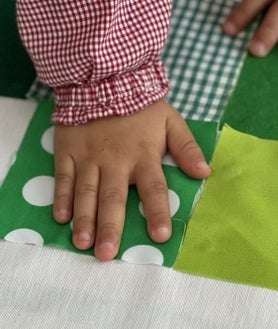 Imagen secundaria 2 - Alumnos y profesores de un colegio de Alosno confeccionan una bandera de Andalucía patchwork