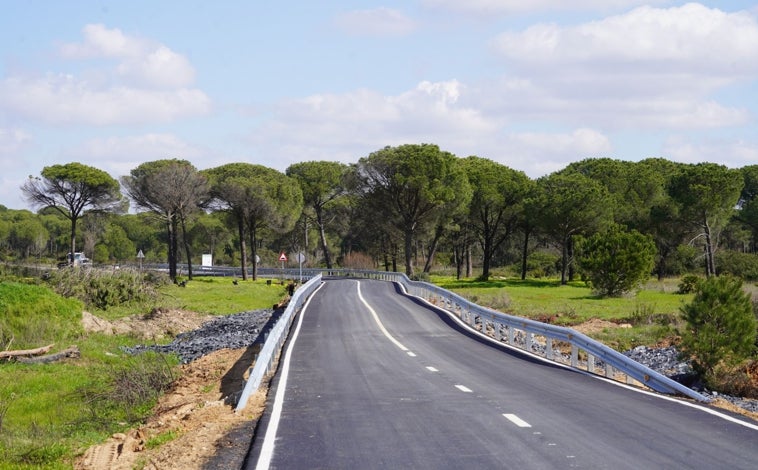 Imagen principal - Finalizan las obras de asfaltado de la carretera de acceso al CEUS