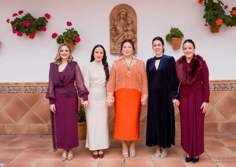 Imagen secundaria 1 - La reina de las fiestas, con familiares y damas