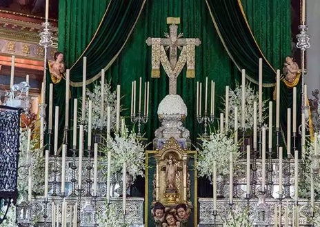 Imagen secundaria 1 - Gloria, con sus padres, Carlos y María José el día de la pedida como reina