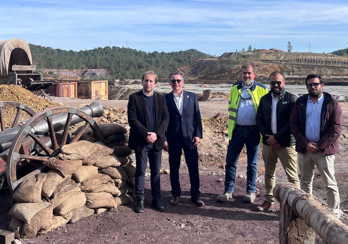 Visita del alcalde de Nerva y el director general de Fundación Río Tinto a uno de los decorados del rodaje