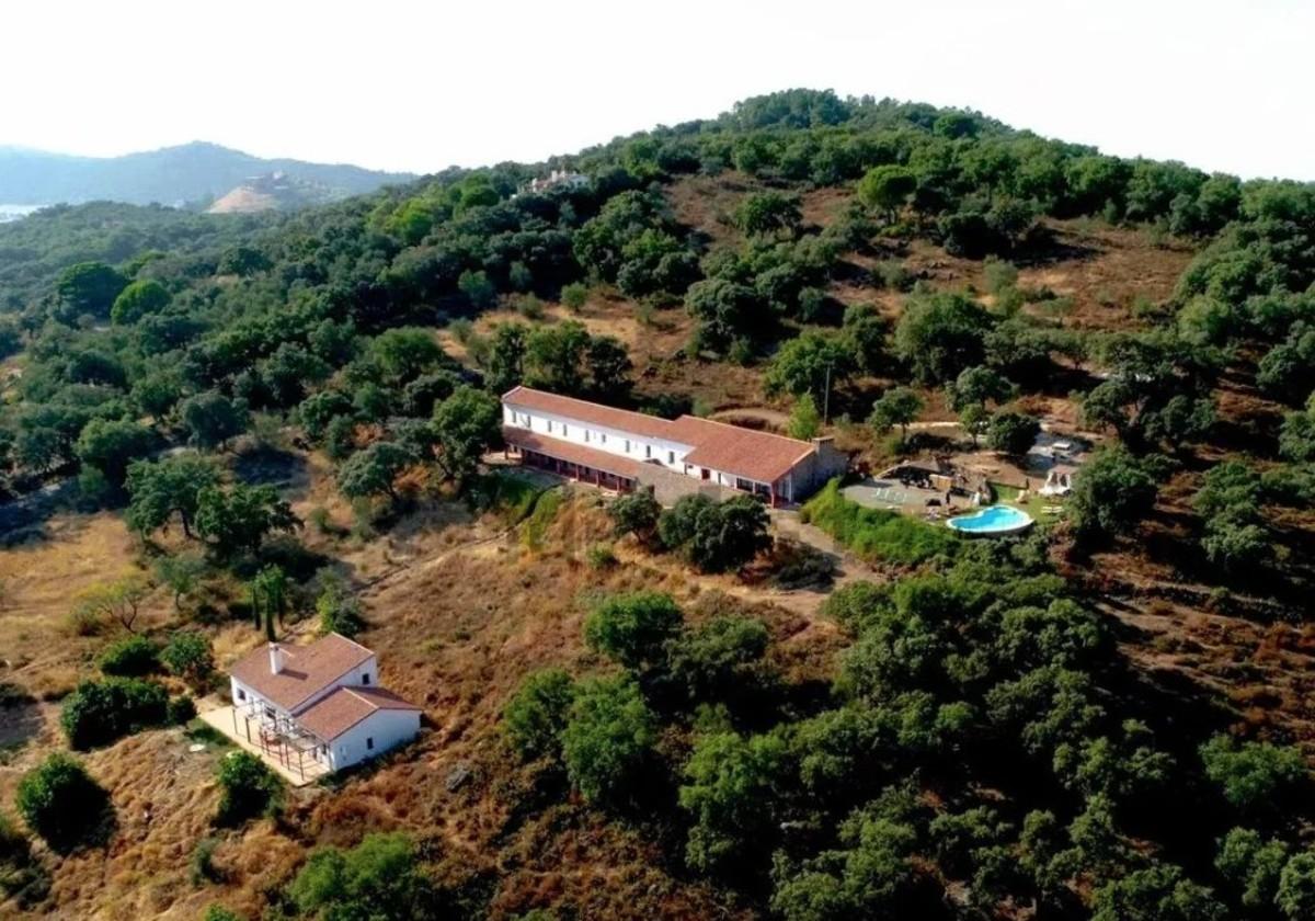 Imagen aérea del hotel rural que está a la venta en la Sierra de Huelva