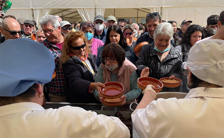 Imagen principal - Este pueblo de Huelva realizará el mayor cocido del mundo: habrá degustaciones y música en directo