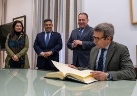 El consejero de Industria respalda las «esenciales» demandas de infraestructuras de la Comisión de la Diputación de Huelva