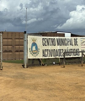 Imagen secundaria 2 - David González Cruz, junto al puerto de San Juan y embarcaciones del Centro Municipal de Actividades Náuticas