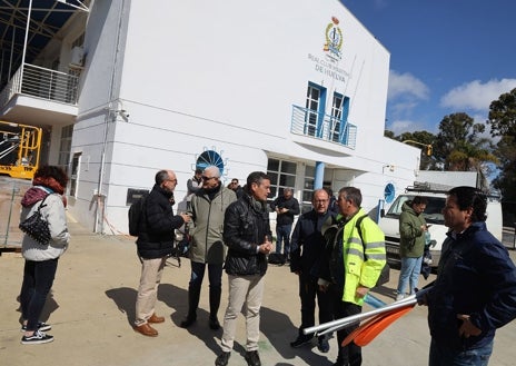 Imagen secundaria 1 - El monumento a Colón en la punta del Sebo, el Real Club Marítimo de Huelva y una de las embarcaciones de la ruta