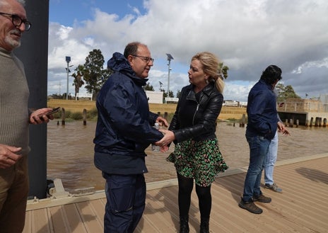 Imagen secundaria 1 - El Puerto de San Juan; David González Cruz, con la alcaldesa, Rocío Cárdenas