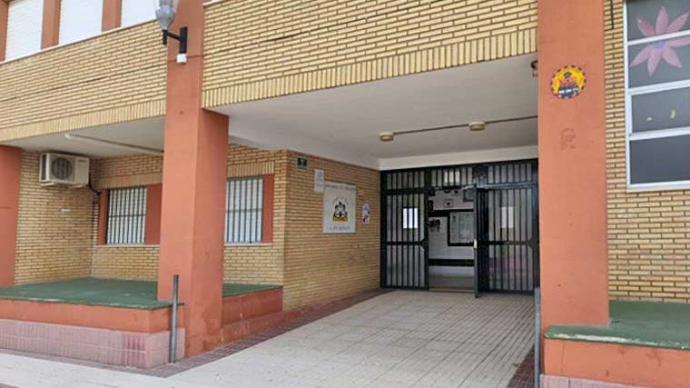 Entrada al centro educativo lepero