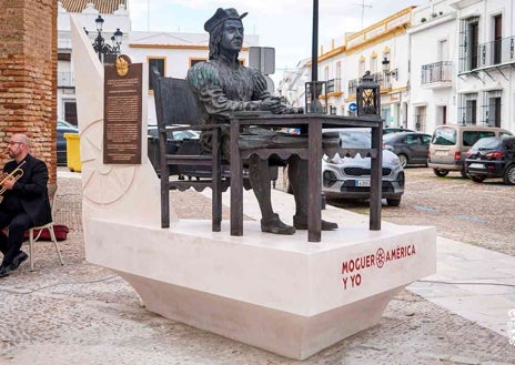 Imagen secundaria 1 - Moguer rinde honores al «codescubridor» de América Pedro Alonso Niño con un monumento a su figura