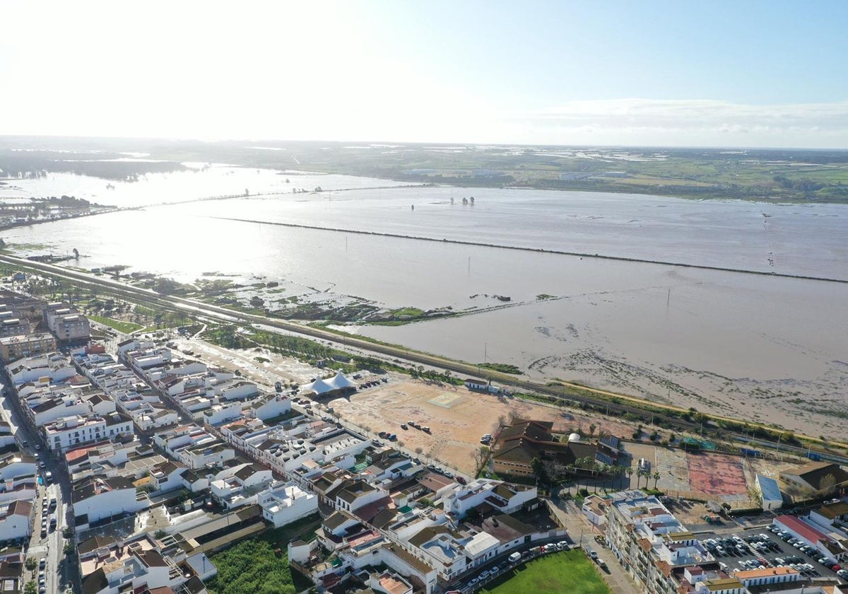 La crecida del río anegó varias calles y viviendas en San Juan del Puerto por la borrasca Laurence