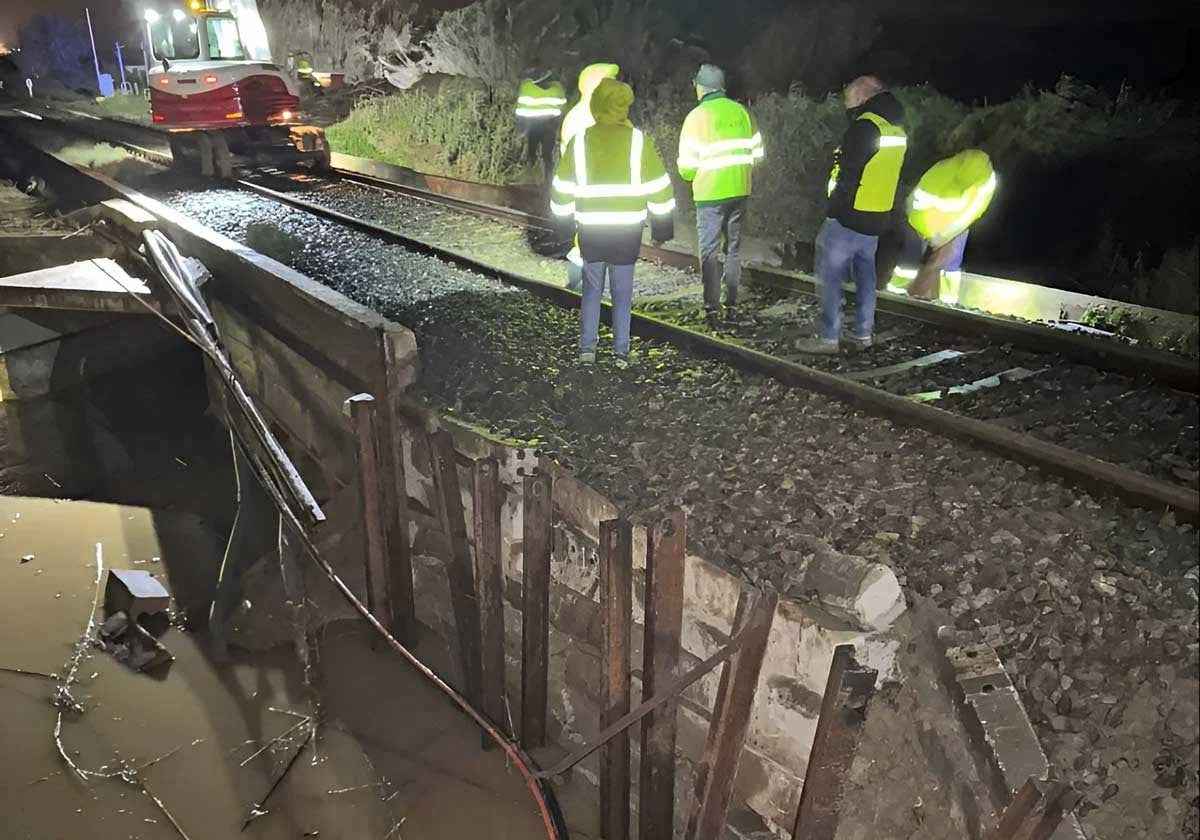 Foto de archivo de trabajos en la línea férrea en otro episodio de lluvias