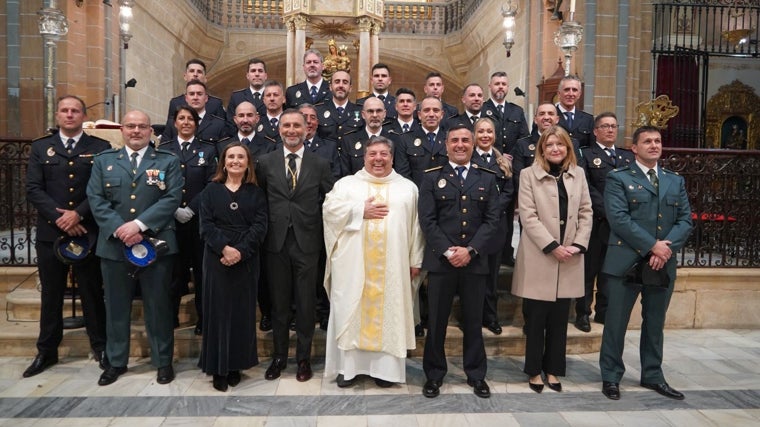 La foto de familia tras el acto religioso en Moguer