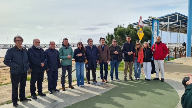 Participantes en la ruta fluvial antes de salir desde el Real Club Marítimo de Huelva