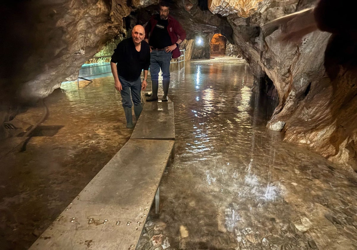 Los operarios municipales trabajando el pasado martes en la Gruta de las Maravillas de Aracena